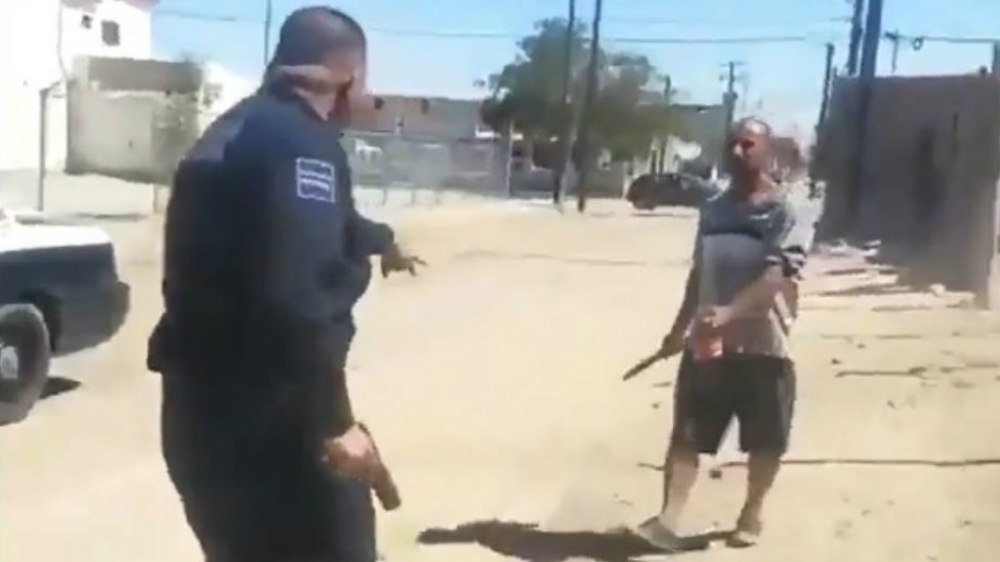 #Video Policía en Sonora mata a sujeto que lo intenta agredir