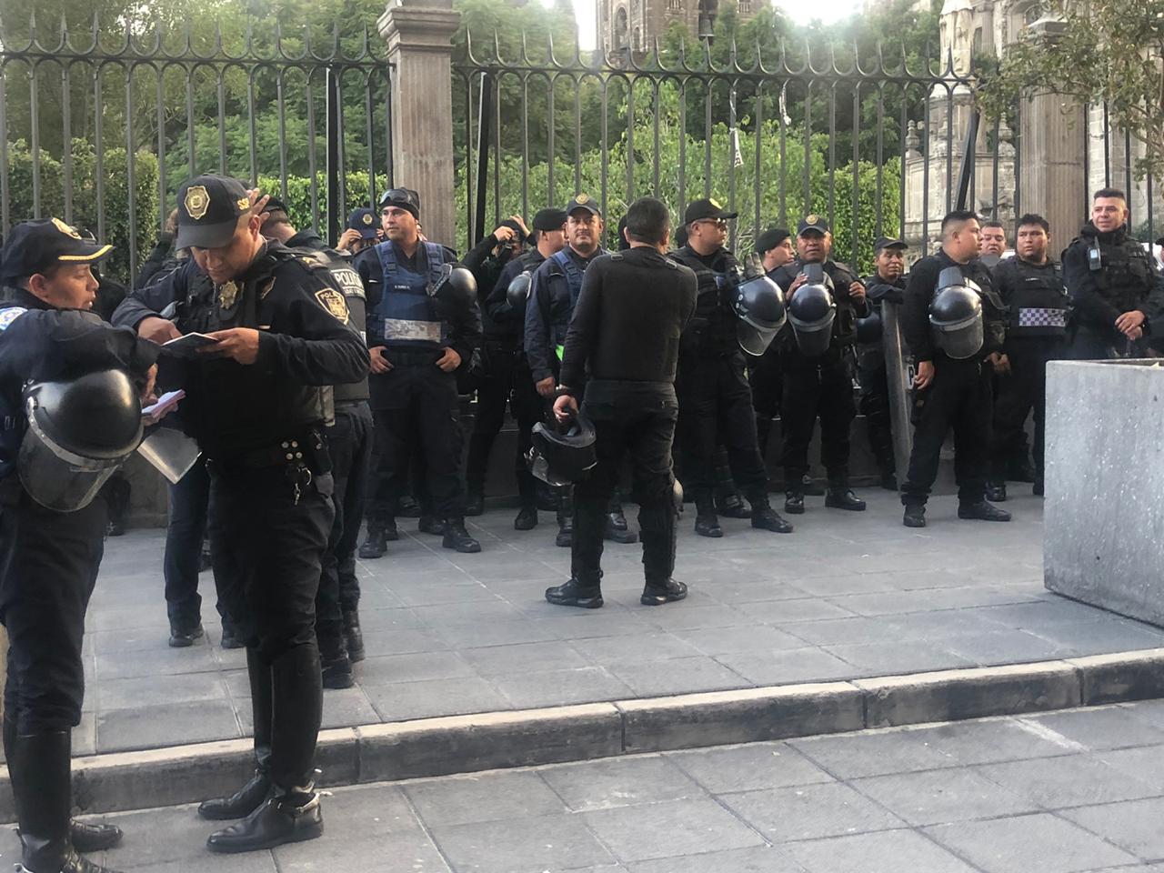 Anarquistas causan disturbios durante marcha por el Caso Ayotzinapa - policias-catedral-marcha-centro