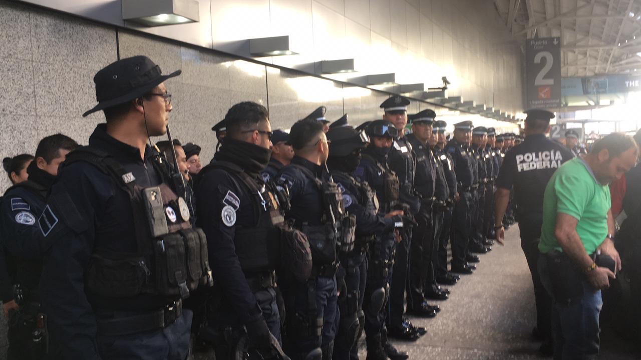Despliegue policial en el AICM por posible manifestación - policias-federales-en-el-aicm