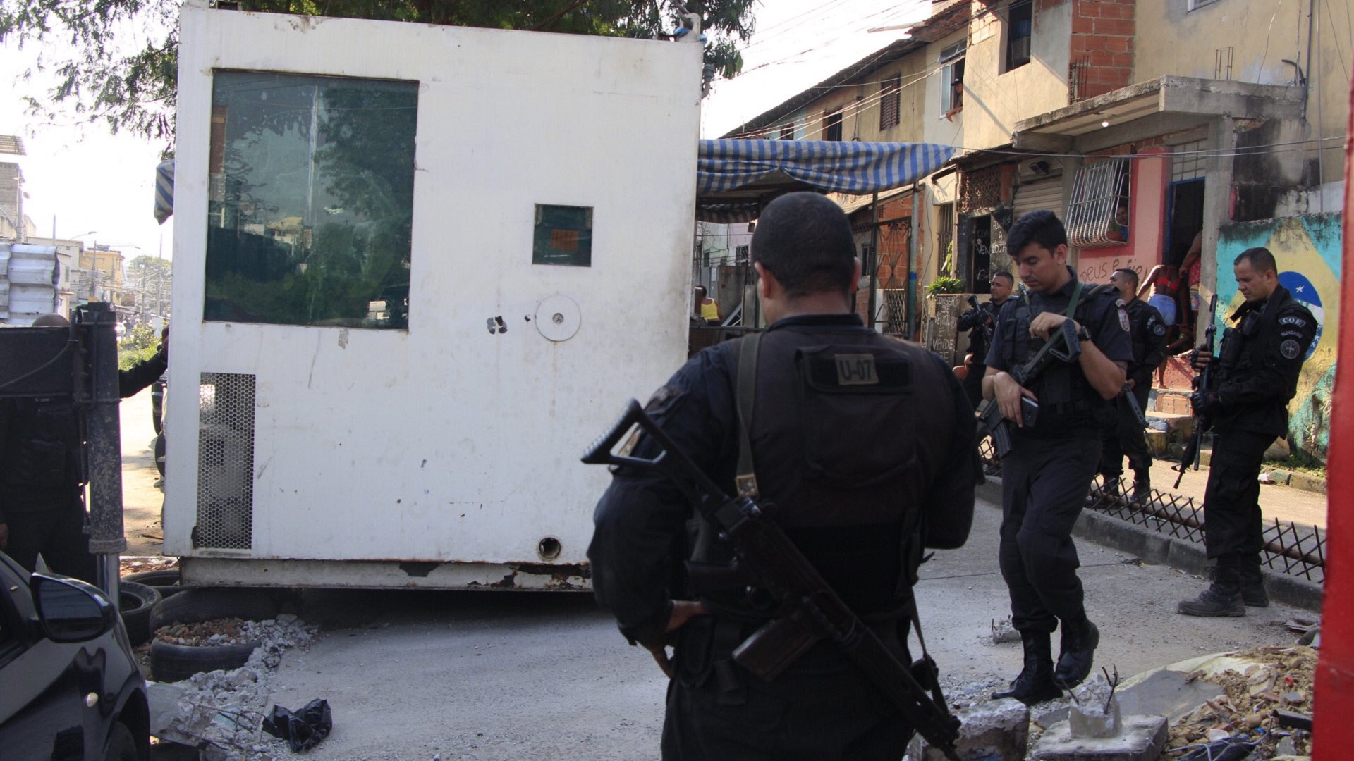 Operación antidrogas deja cinco muertos en Río de Janeiro - policias-instalaron-una-cabina-de-operaciones-en-el-complejo-do-alemao