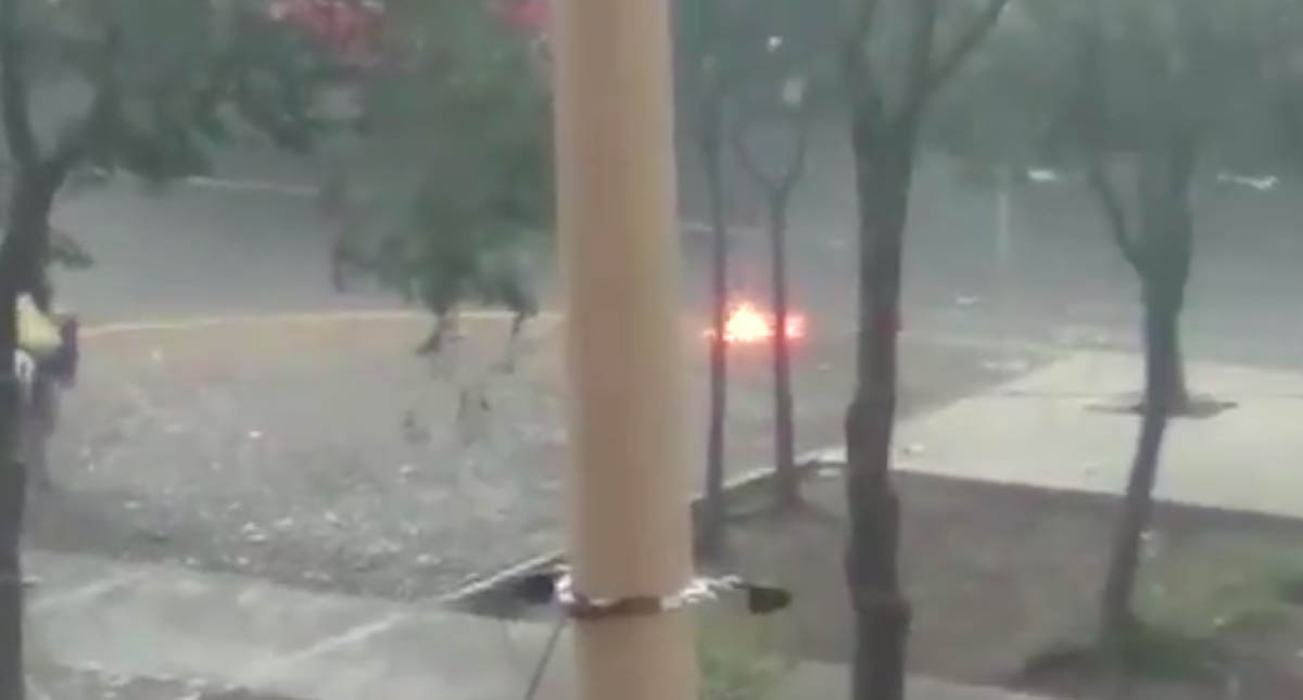 Porros lanzan petardos frente a la Prepa 8 en Álvaro Obregón