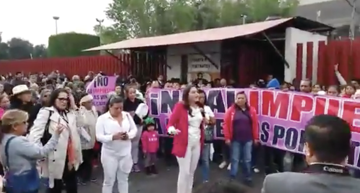 Protestan afuera de San Lázaro contra impuesto a las ventas por catálogo