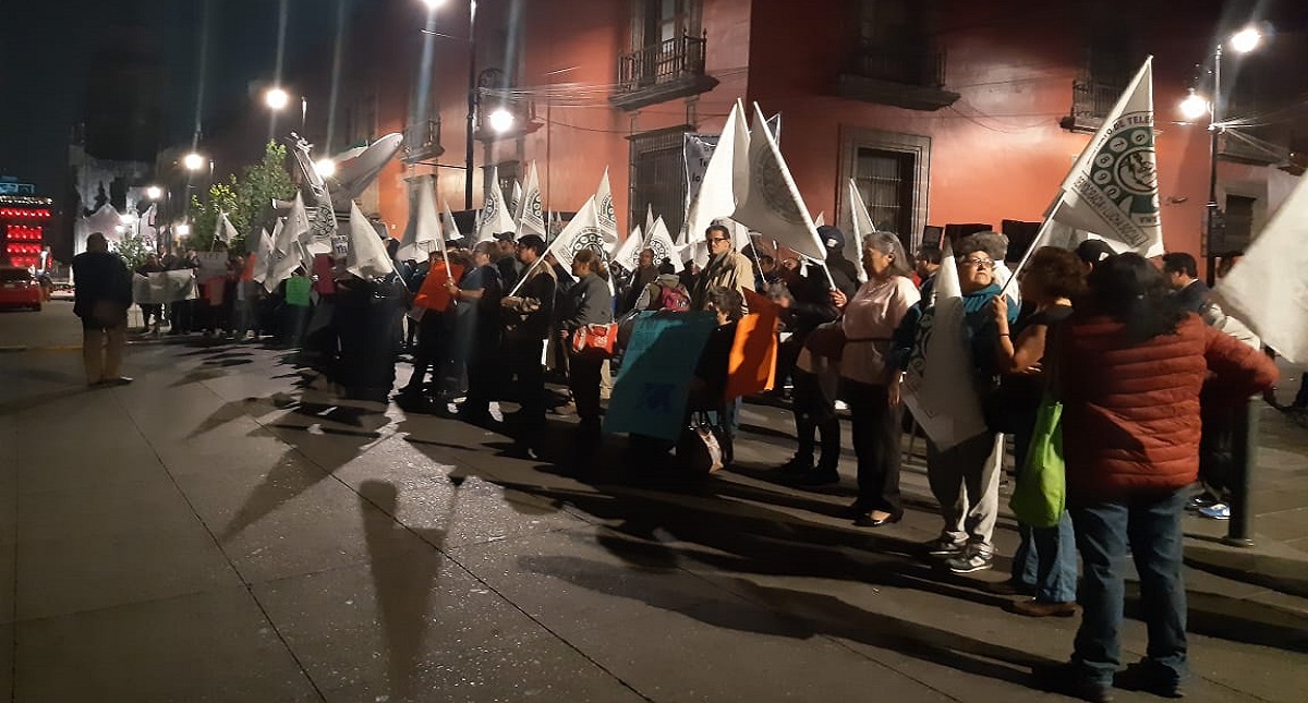 Telefonistas pensionados se manifiestan en Palacio Nacional