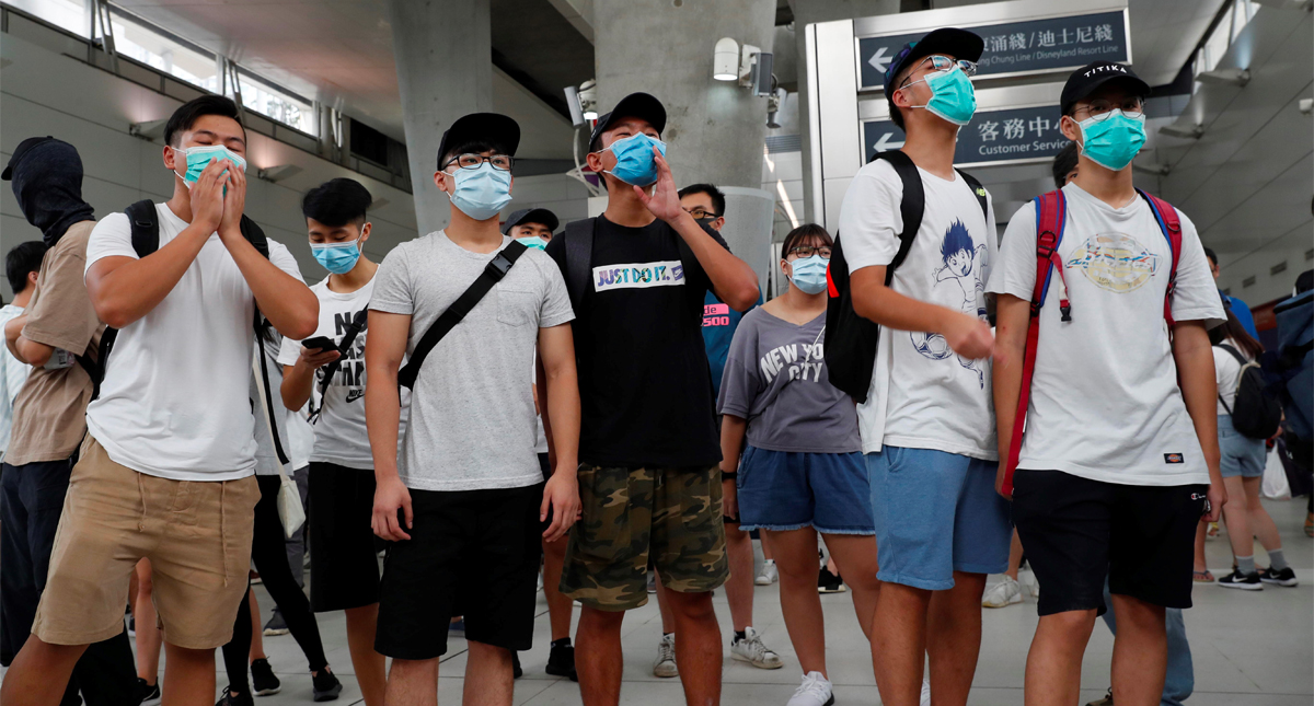 Manifestantes en Hong Kong cambian aeropuerto por centros comerciales