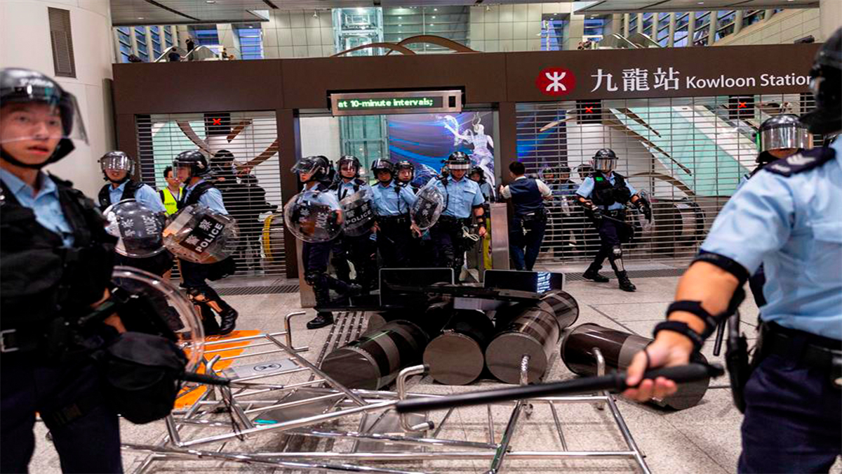 Policías y manifestantes vuelven a enfrentarse en Hong Kong
