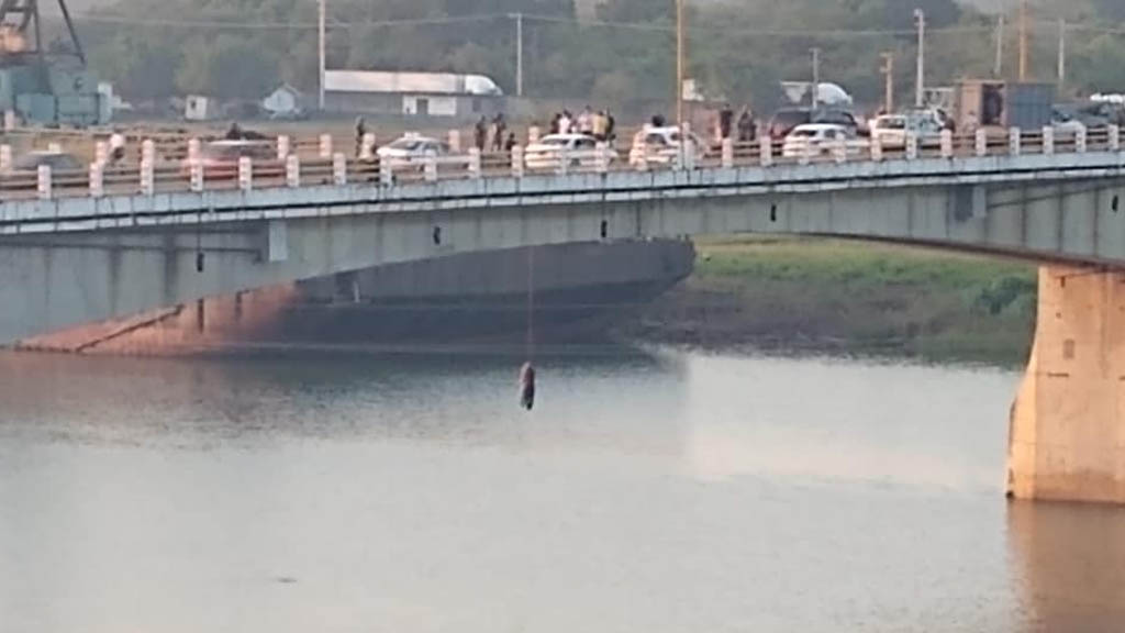 Cuelgan cuerpo de presunto extorsionador en puente de Tuxpan