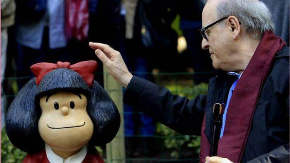 Mafalda festeja 55 años de su lanzamiento al mundo - quino-con-estatua-de-mafalda