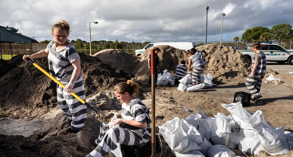 Impacto del huracán Dorian en Florida es cuestión de kilómetros - reclusas-de-brevard-llenan-sacos-de-arena-para-los-residentes-de-cocoa-florida