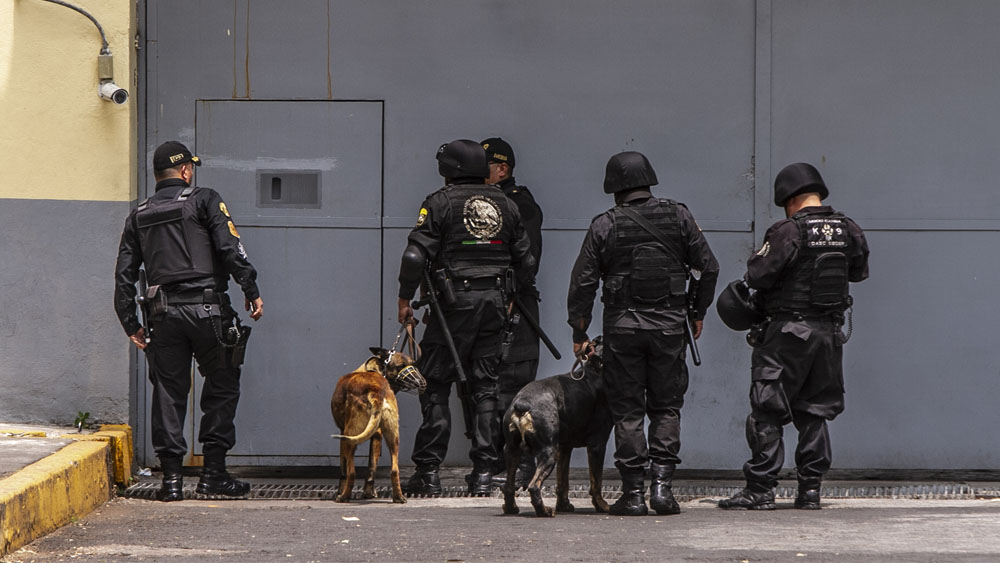 Trasladan a reos del Reclusorio Oriente a otros penales tras riña