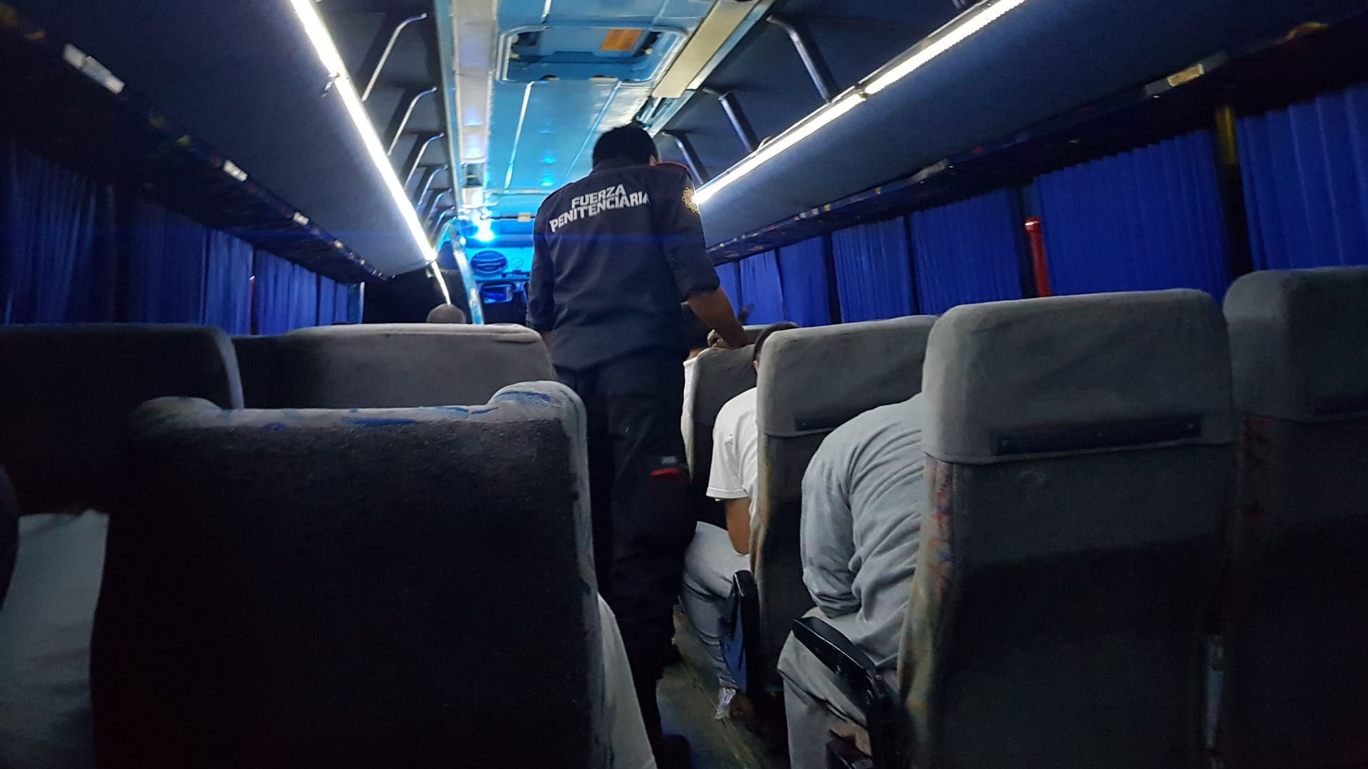 Inicia traslado de reos de Topo Chico por cierre - reclusos-a-bordo-de-autobuses-que-los-trasladaron-a-penitenciaria-de-apodaca