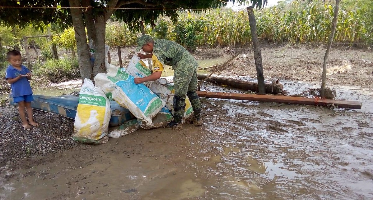 Lluvias desbordan río Pichucalco e inundan 13 casas en Tabasco - remocion-de-lodo-y-escombro