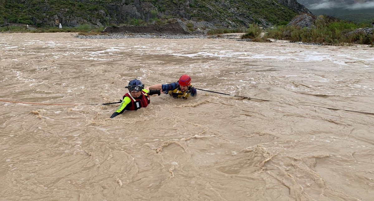 #Video Rescatan a hombre y su perro en río de Nuevo León - rescate-de-conductor-de-una-camioneta-que-cayo-a-rio