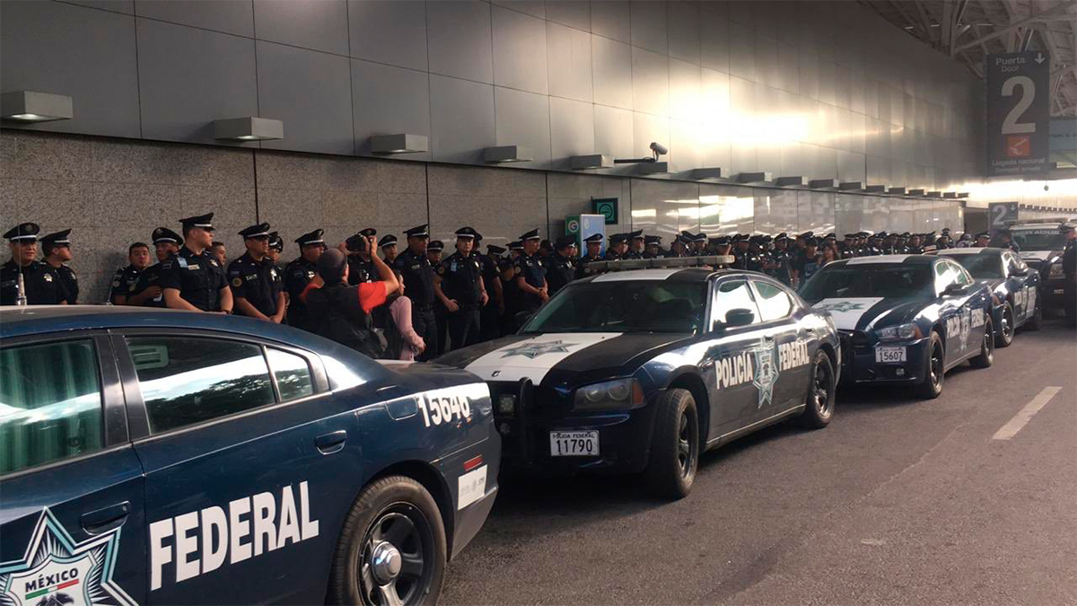 Despliegue policial en el AICM por posible manifestación