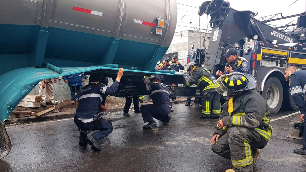 Investigan accidente de pipa en vías del Metro Tepalcates