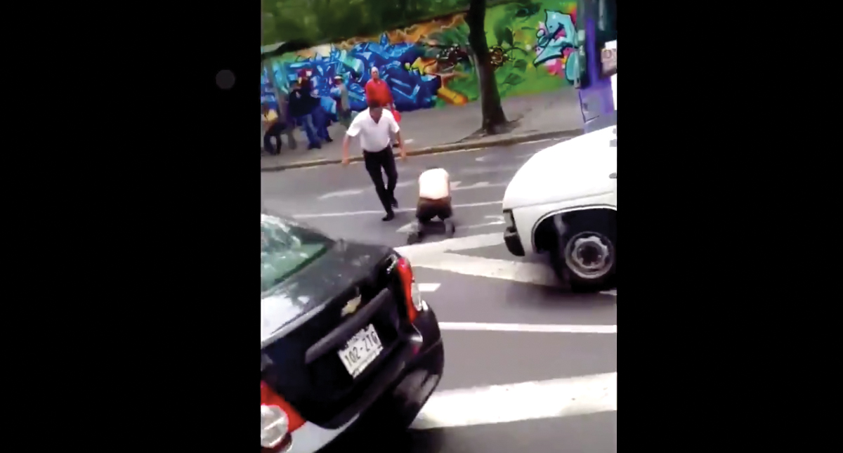 #Video Conductor de microbús golpea a automovilista en Tlalpan