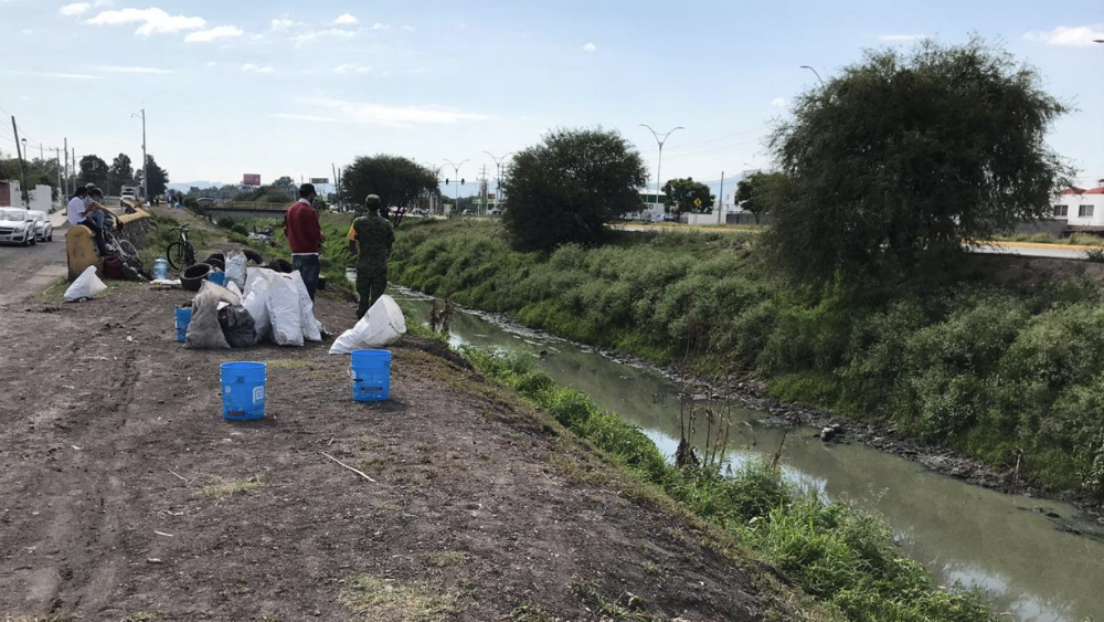 Vecinos recolectan 40 toneladas de basura del Río Querétaro