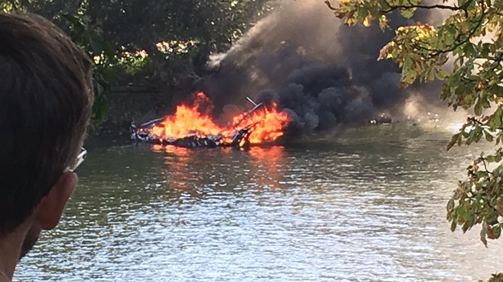 #Video Barco de pasajeros se incendia en el Támesis