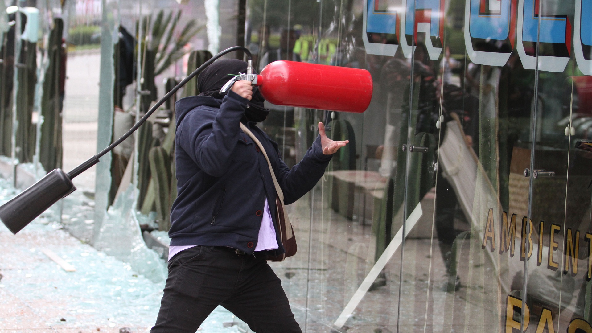 Daños provocados por anarquistas en la CDMX ascienden a 100 mdp: Canirac - rompimiento-de-cristales-de-restaurante