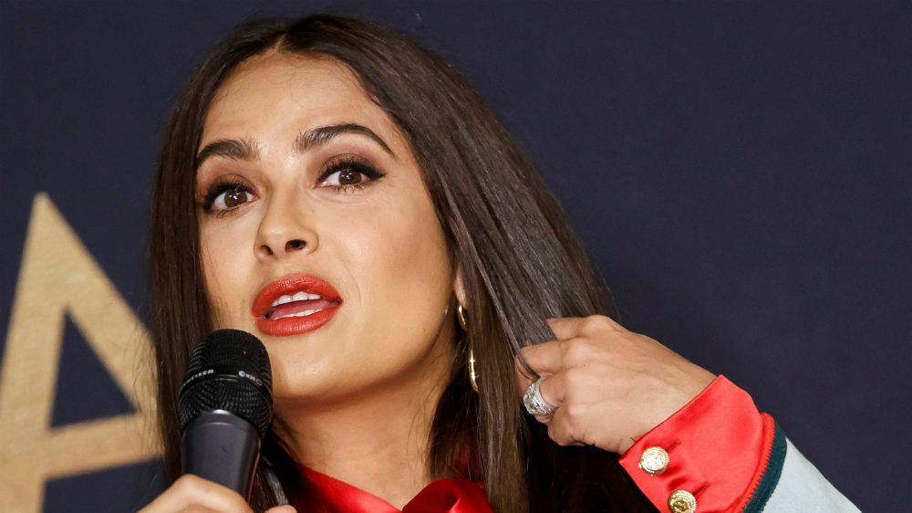 Salma Hayek revela por qué no comparte en redes problemas de México