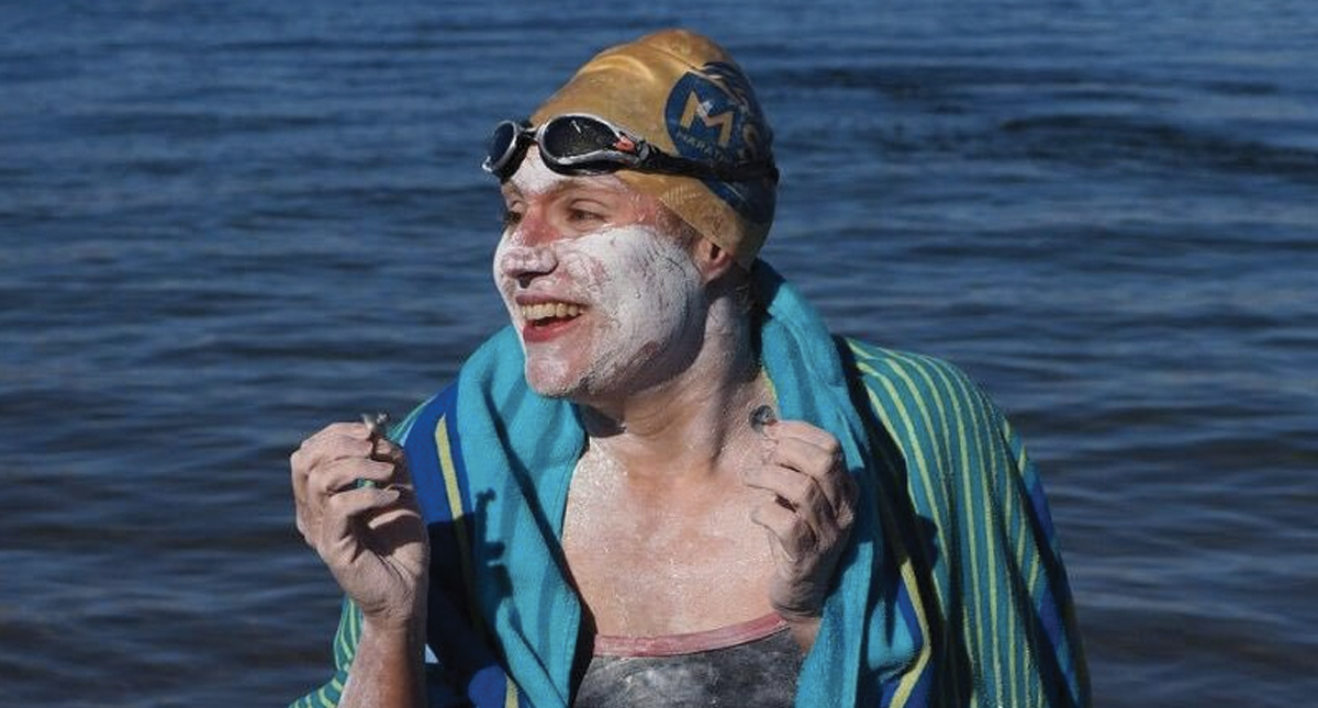 Sobreviviente de cáncer es la primera persona en cruzar el Canal de la Mancha cuatro veces
