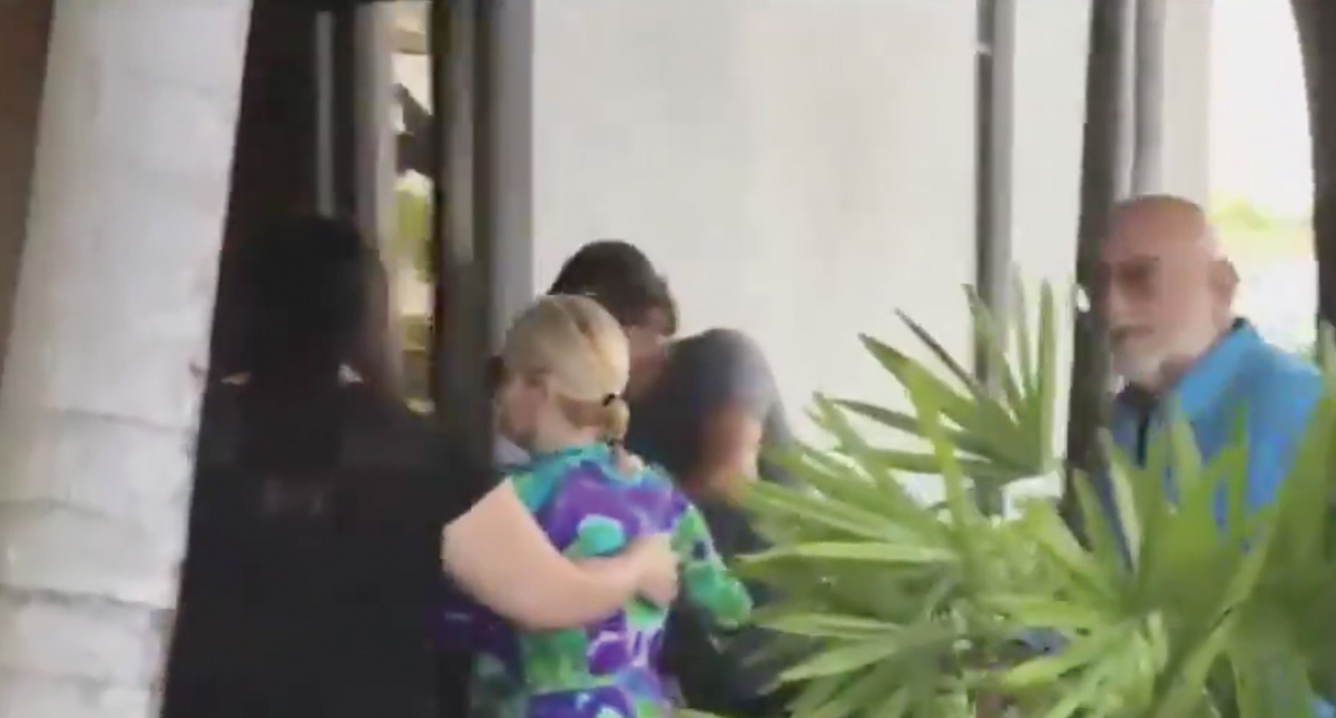 #Video Sara Salazar y Sarita llegan a funeraria en Miami