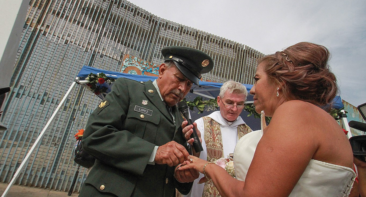Veterano de guerra deportado a México se casa frente a muro fronterizo Veterano de guerra deportado a México se casa frente a muro fronterizo