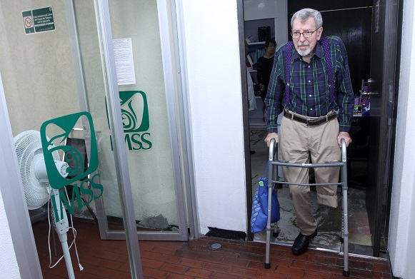 IMSS ayuda a pacientes a eliminar sensación del 'miembro fantasma' - senor-alejandro-sin-pierna-por-amputacion