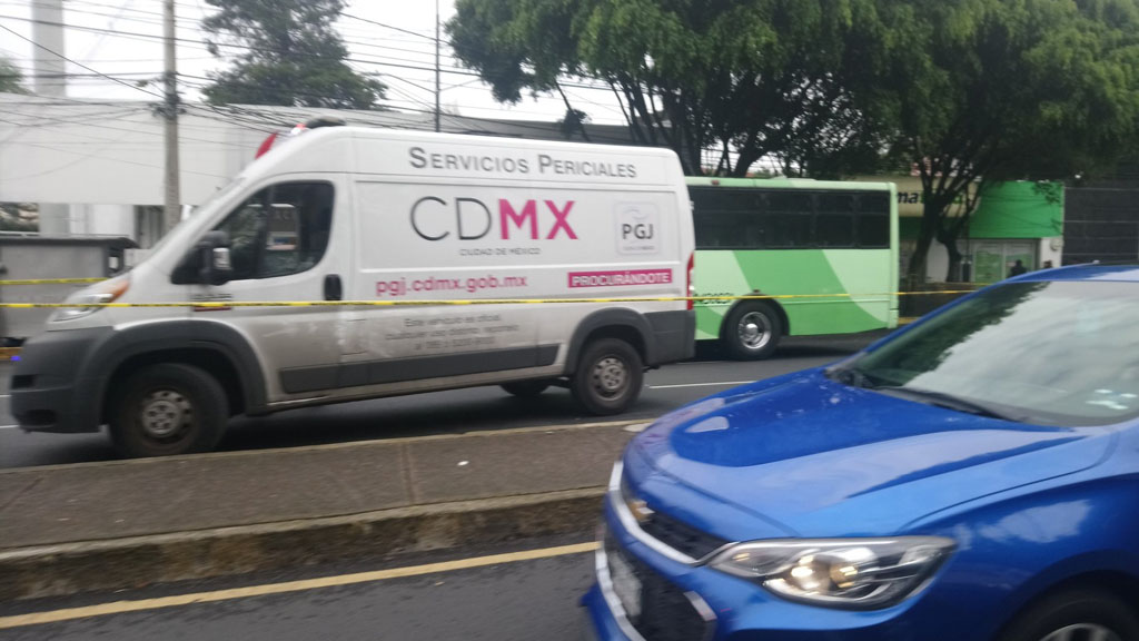 Mujer muere atropellada por camión de transporte público en Universidad - servicios-periciales-levantaron-el-cuerpo-de-la-mujer-atropellada