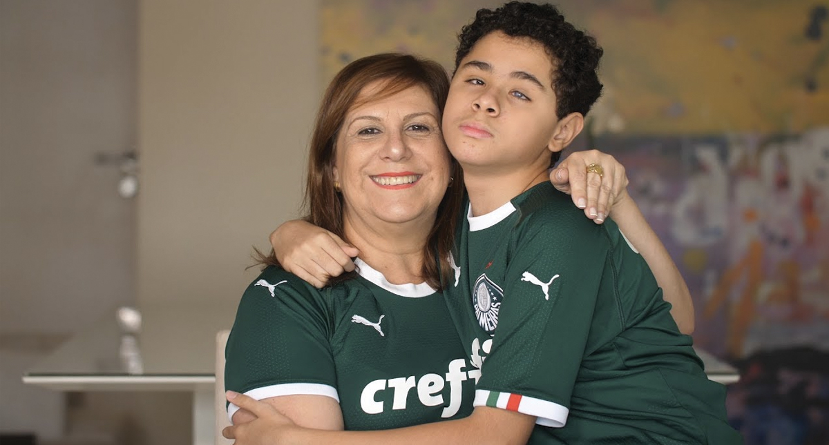 Madre que narra partidos a su hijo invidente gana ‘The Best’ a la mejor aficionada