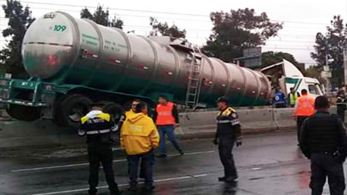 Pipa choca contra muro y se mete a las vías del Metro Tepalcates Pipa choca contra muro y se mete a las vías del Metro Tepalcates