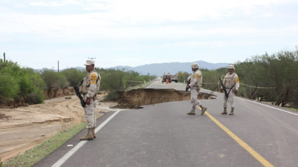 Sedena mantiene Plan DN-III-E en cuatro estados por Lorena - socavon-en-carretera-los-planes-de-la-paz-bcs