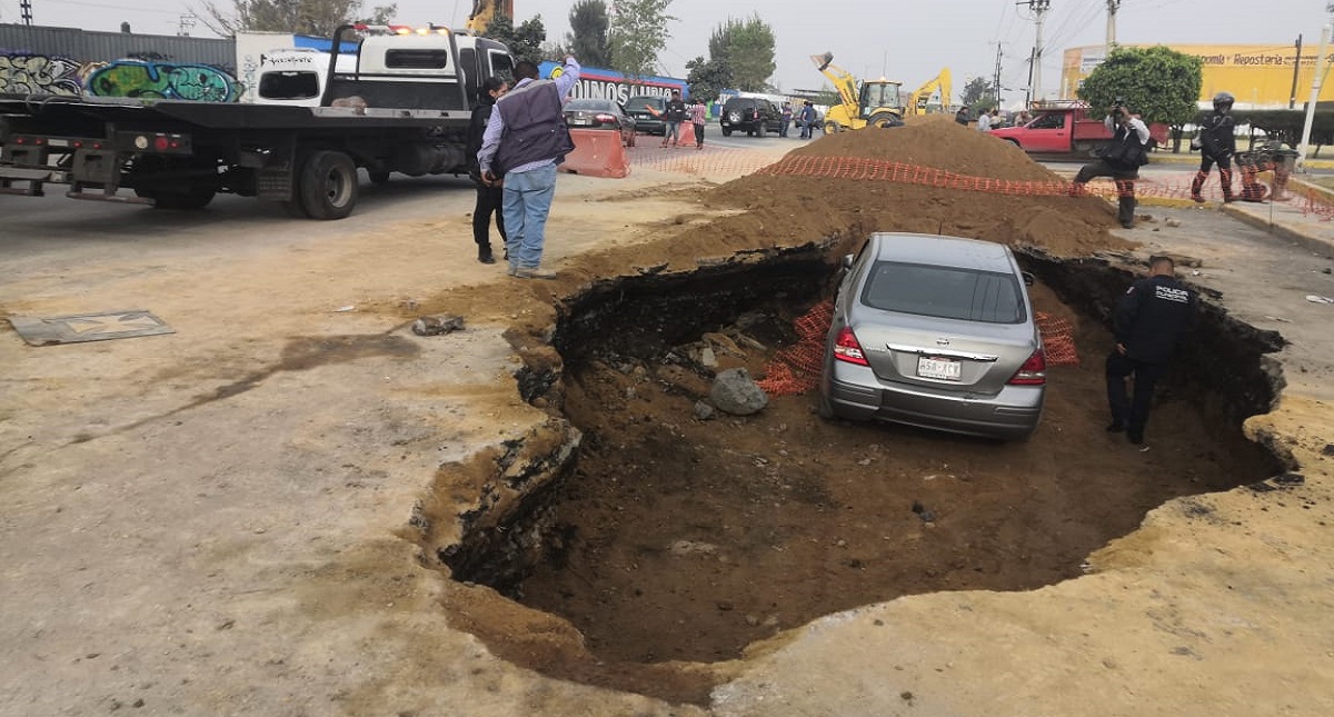 Automovilista ebrio cae en socavón en Nezahualcóyotl