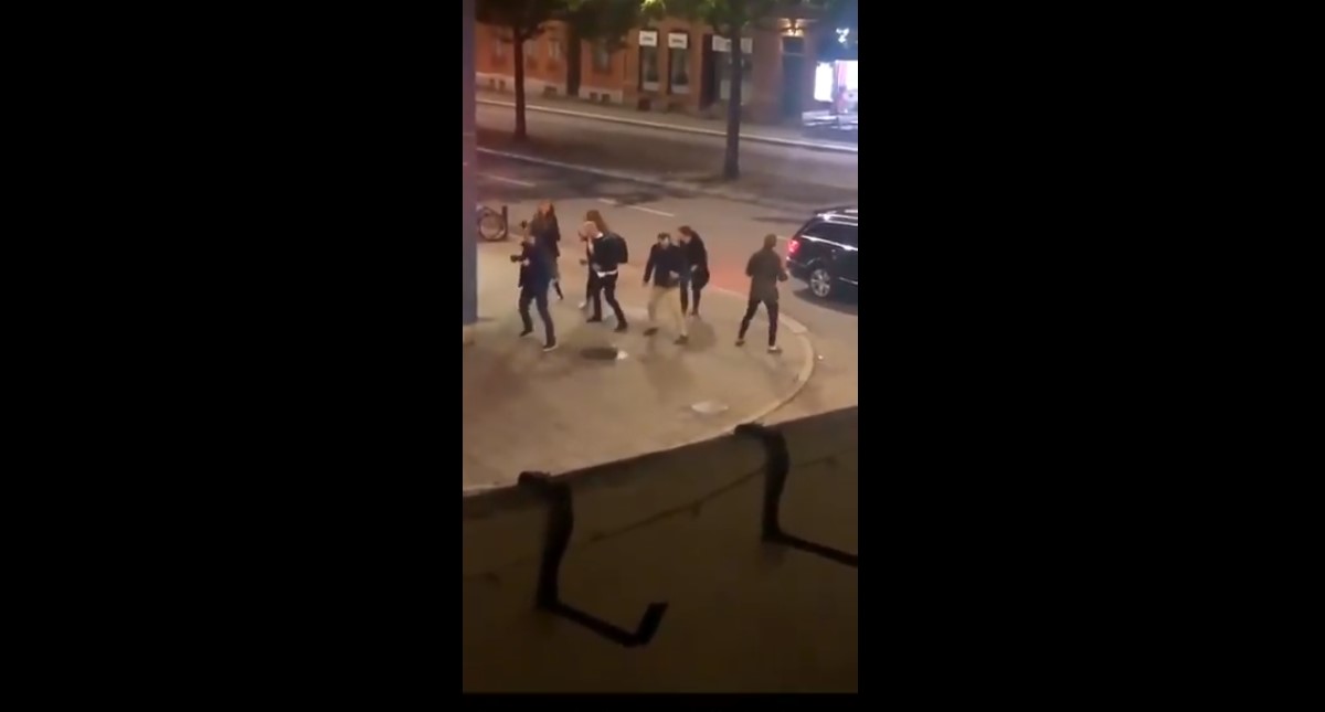 #Video Suecia en tendencias por gente bailando ABBA en la calle