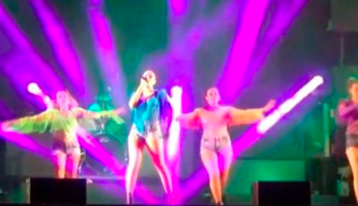 #Video Cantante muere después de que pirotecnia la golpea