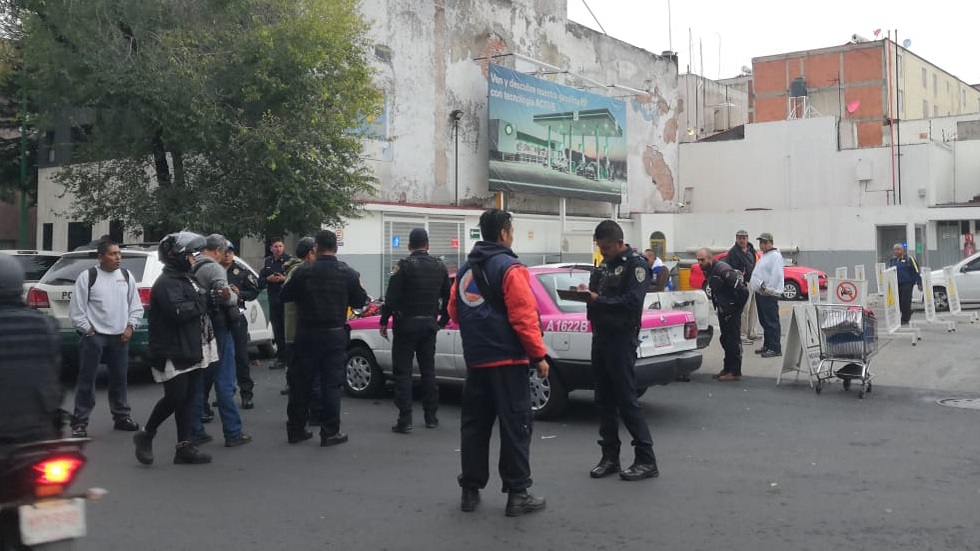 Muere hombre a bordo de taxi en la Ciudad de México