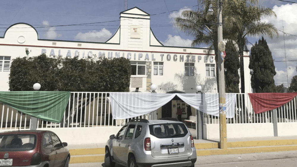 Arrojan presunto explosivo a palacio municipal de Tochtepec, Puebla