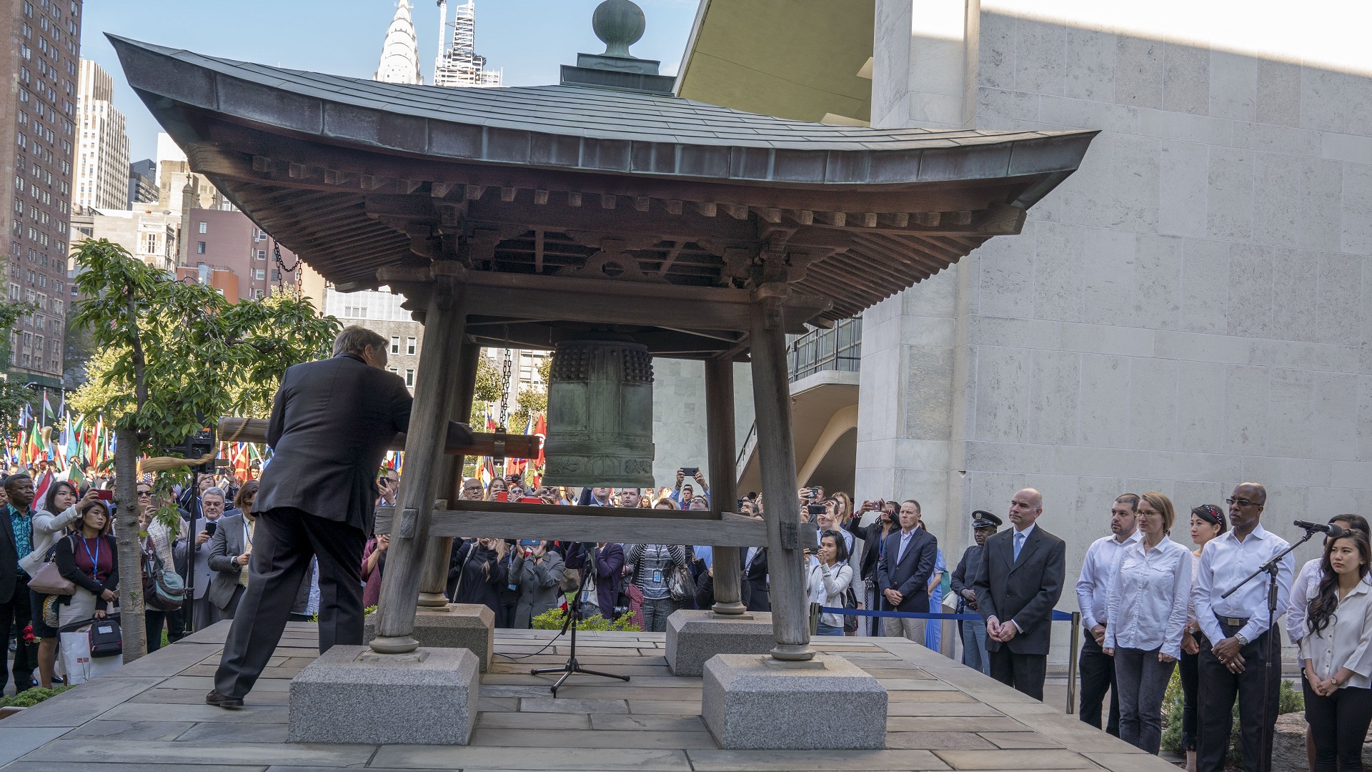 "Estamos en una carrera contrarreloj" por crisis climática: Guterres - toque-de-la-campana-de-la-paz
