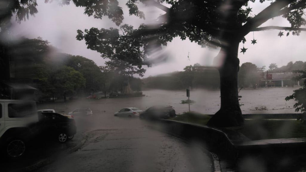 Tormenta causa inundaciones en Villahermosa