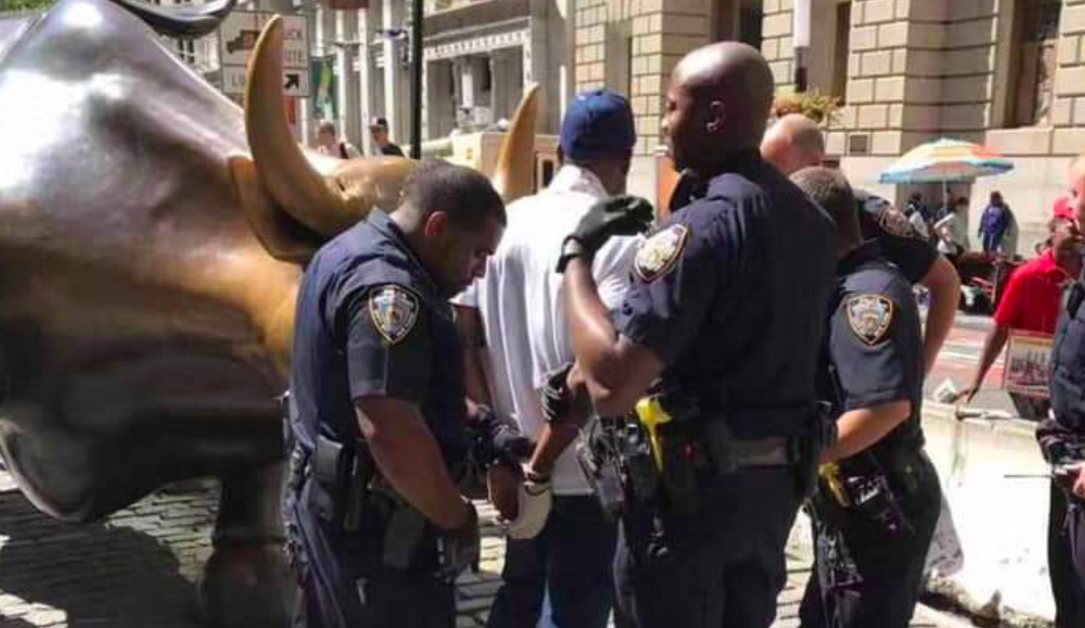 Detienen a hombre por vandalizar toro de Wall Street