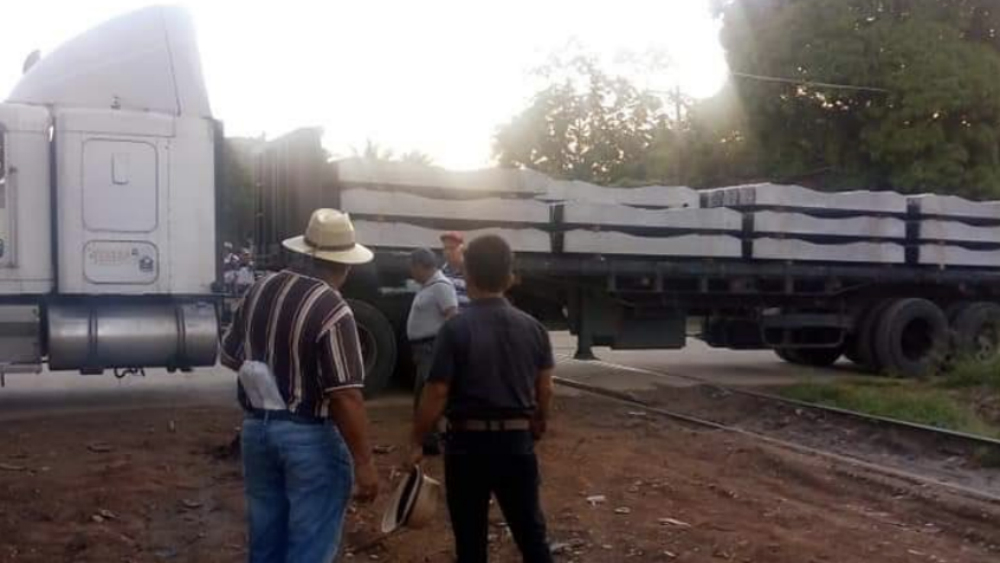 Bloquean trabajadores línea de ferrocarril en Oaxaca