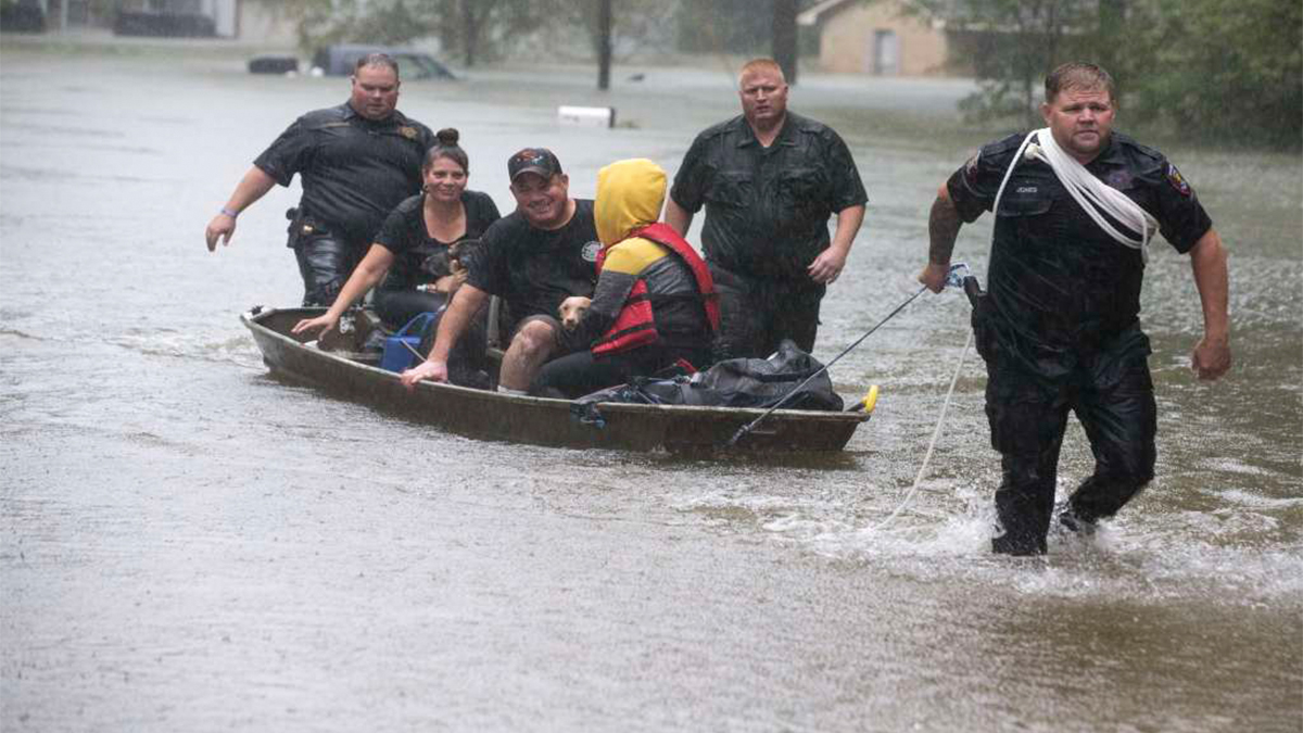 Imelda deja al menos dos muertos a su paso por Texas