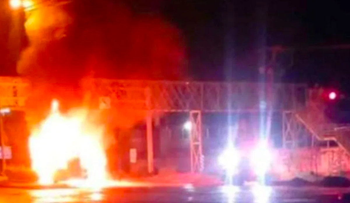 Hombres armados incendian dos tractocamiones en Celaya