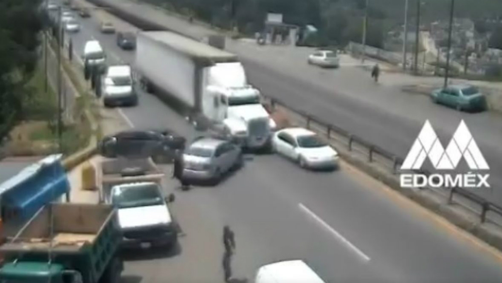 #Video Rescate de perro ocasiona carambola en el Edomex