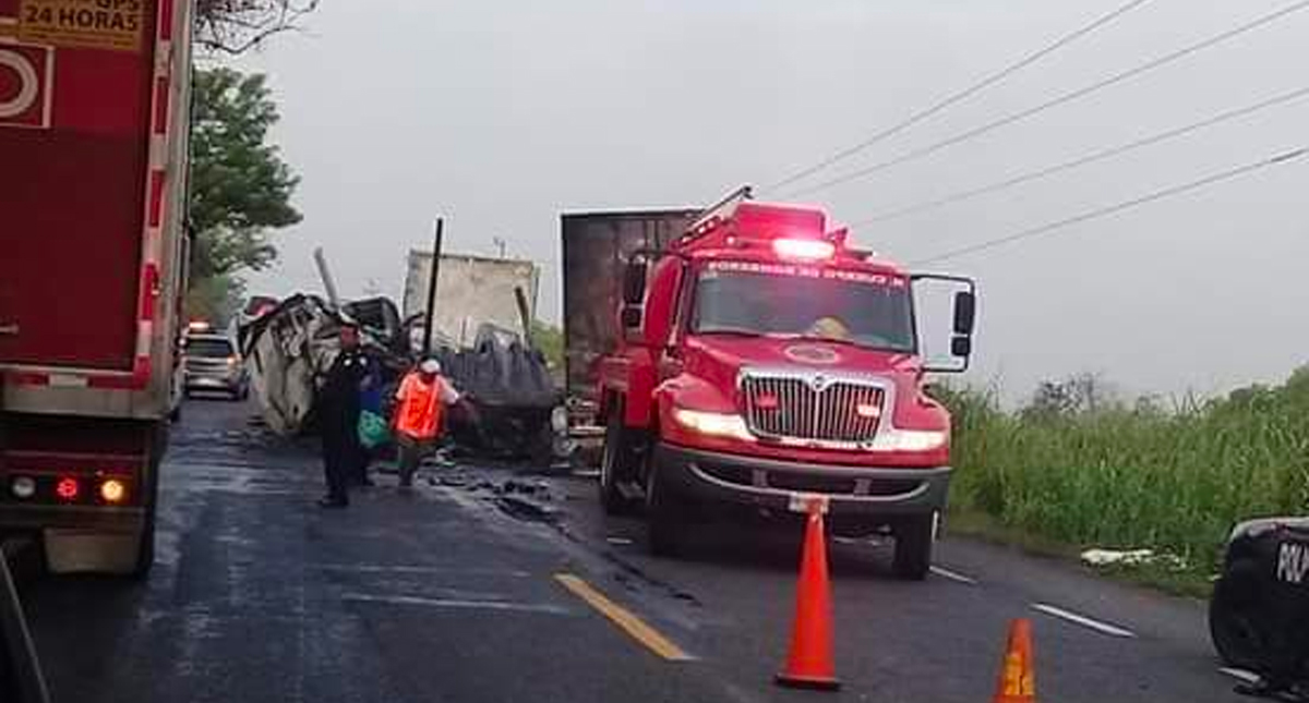Conductores de tráileres mueren calcinados tras chocar en Tabasco
