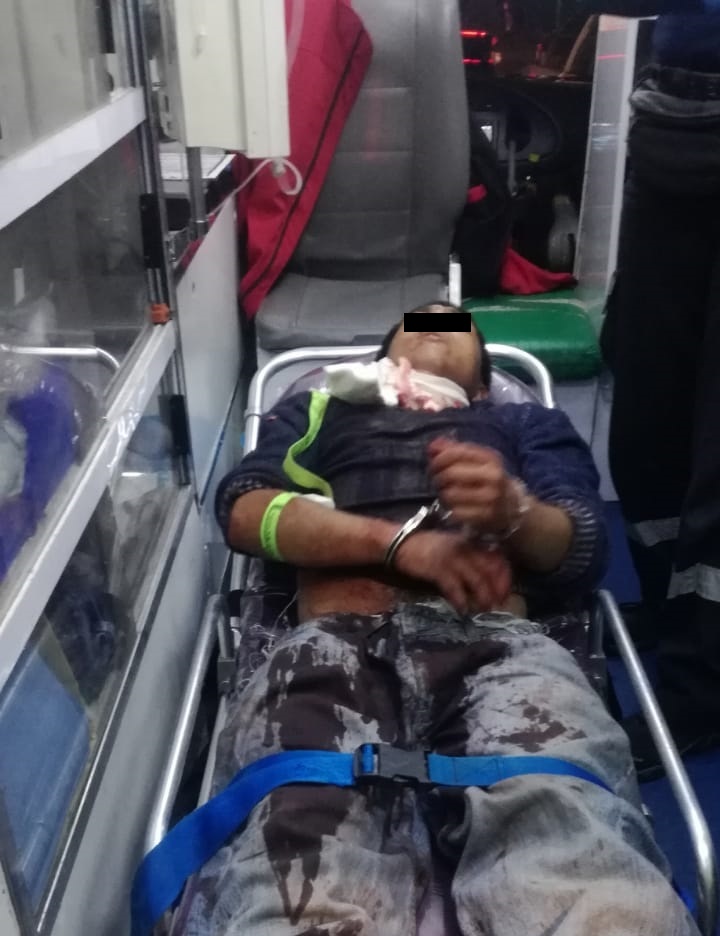 Hombre se corta el cuello en Metro Pantitlán - traslado-de-hombre-al-hospital