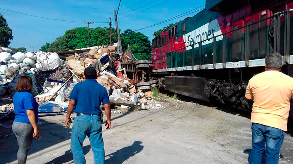 Tren impacta a tráiler que intentó ganarle el paso en Veracruz