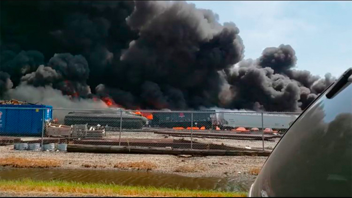 Tren descarrila y se incendia en Illinois