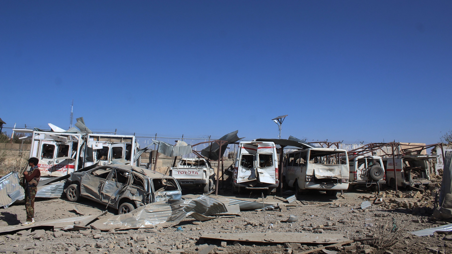 Atentado talibán en hospital de Afganistán suma 39 muertos - unidades-medicas-del-hospital-en-zabul-escenario-de-un-atentado-taliban