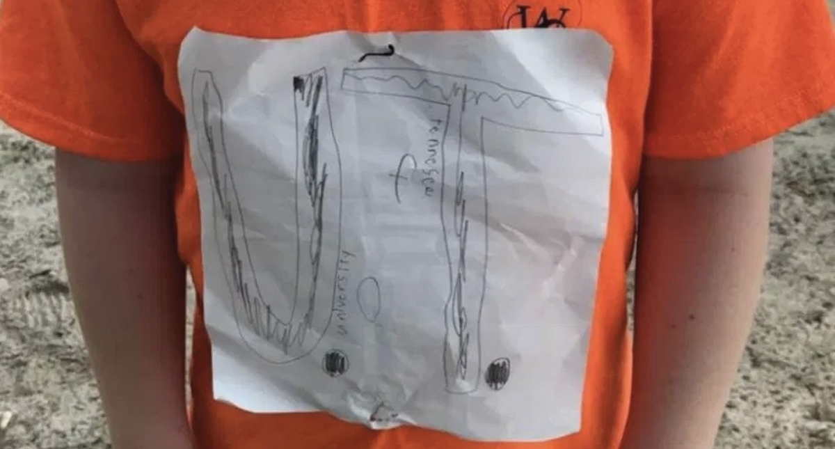 Niño que sufrió burlas por una playera terminó diseñando una