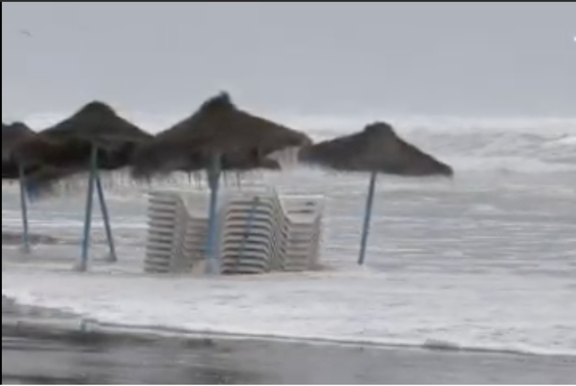 El temporal de lluvia y viento se deja notar en las playas de Valencia